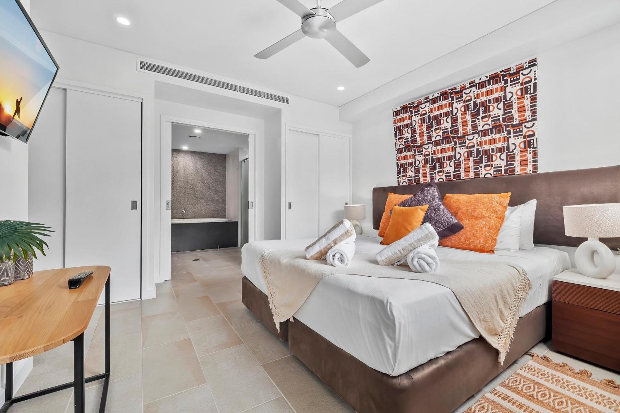 Private Apartments In The Temple Beachfront Resort 팜코브 객실 사진