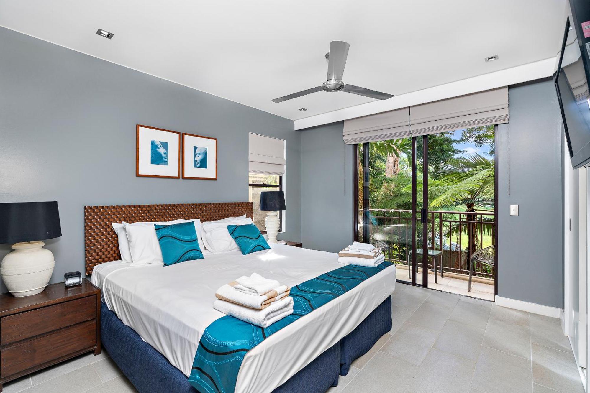 Private Apartments In The Temple Beachfront Resort 팜코브 객실 사진