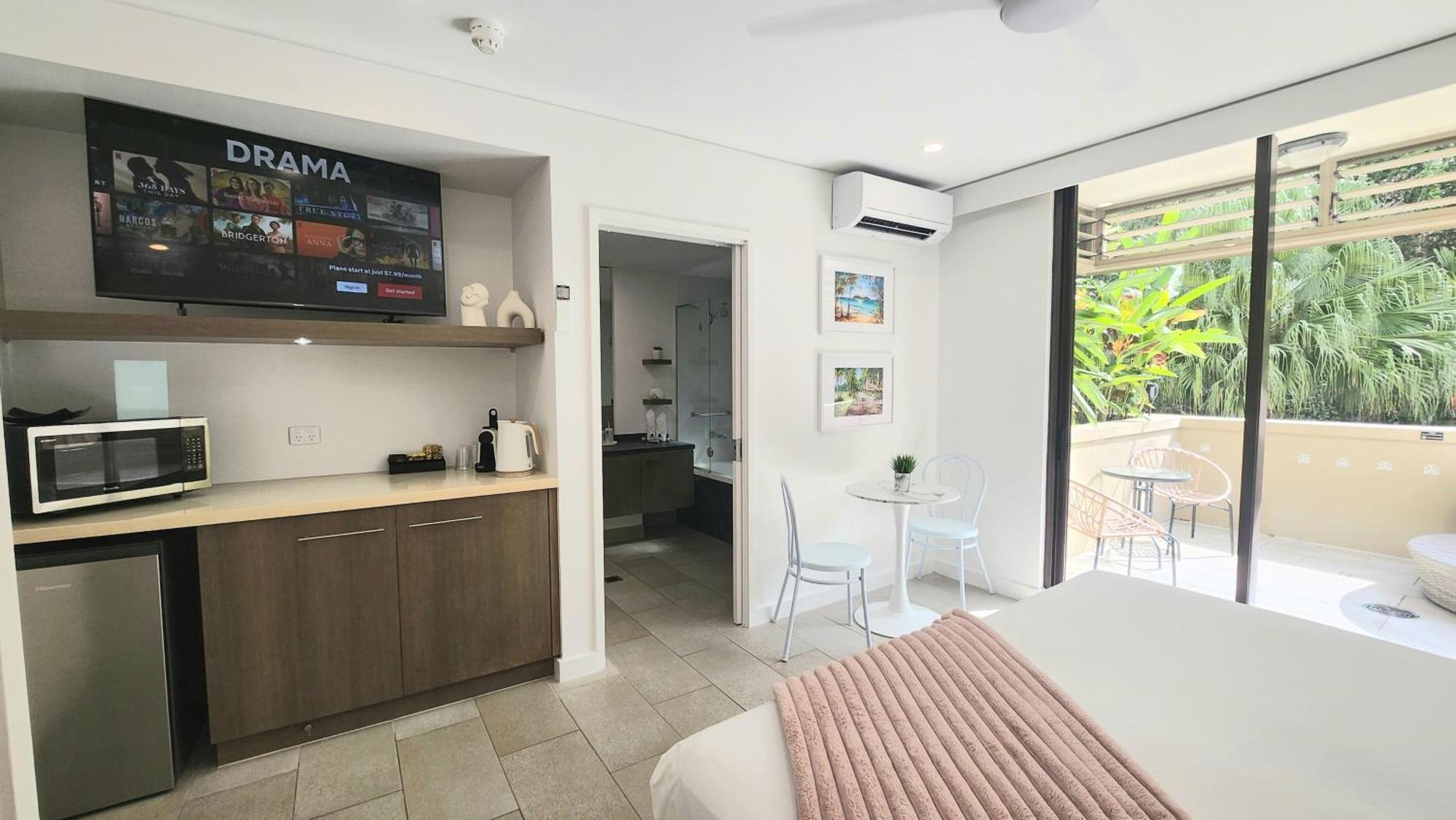 Private Apartments In The Temple Beachfront Resort 팜코브 객실 사진
