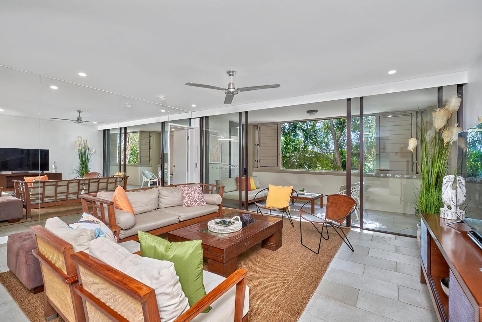 Private Apartments In The Temple Beachfront Resort 팜코브 객실 사진