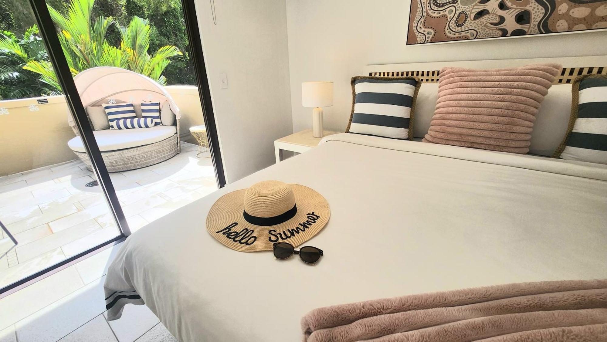 Private Apartments In The Temple Beachfront Resort 팜코브 객실 사진