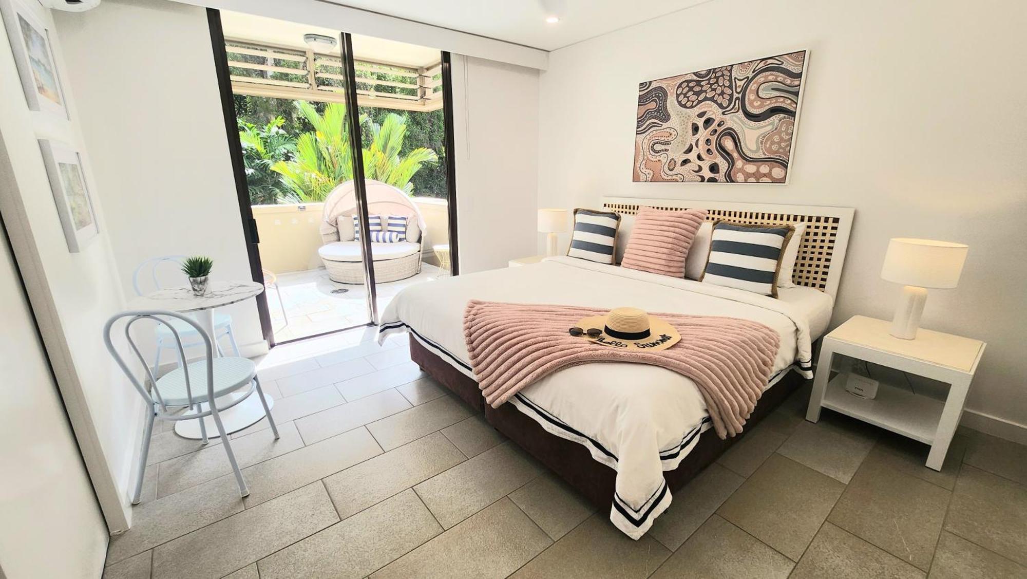 Private Apartments In The Temple Beachfront Resort 팜코브 객실 사진